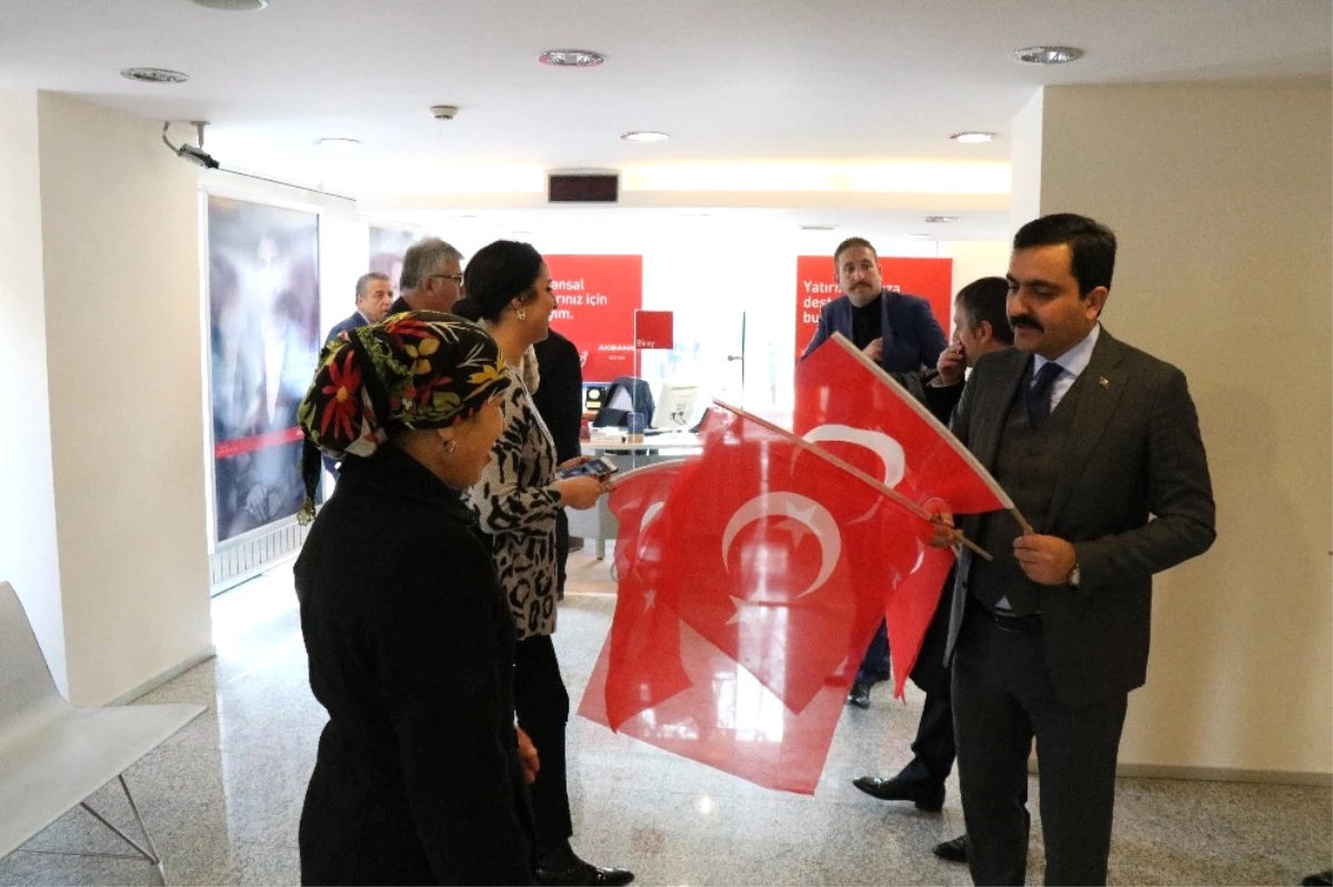 Belediye\'den Stk\'larla Birlikte Türk Bayrağı Dağıtımı