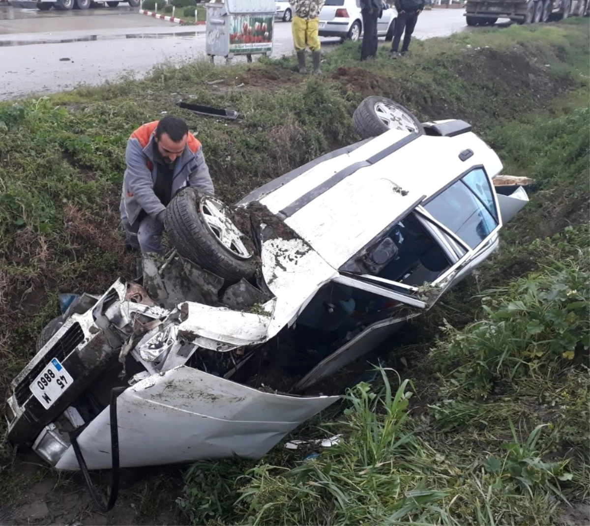 Direksiyon Hakimiyetini Kaybedip Bankete Uçtu: 2 Yaralı