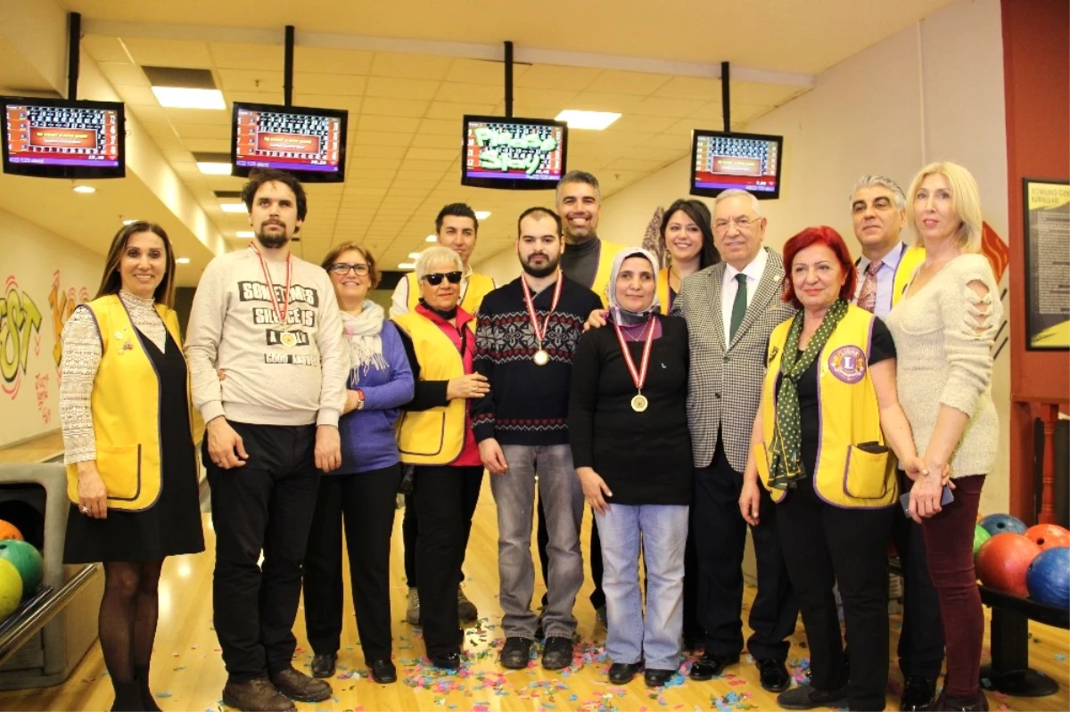 Görme Engellilerin Kıyasıya Bowling Mücadelesi