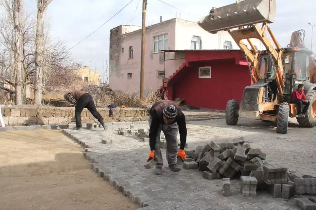 İncesu Belediye Başkanı Zekeriya Karayol Parke Çalışmalarını Yerinde İnceledi