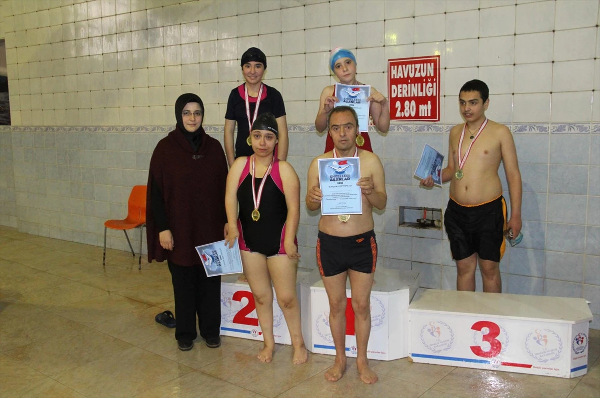 Kahramanmaraş\'ta Engelli Yüzücüler Yarıştı