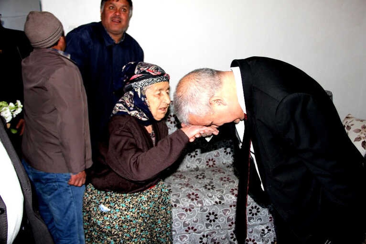 Manisa Valisi Güvençer Şehit Annelerini Ziyaret Etti