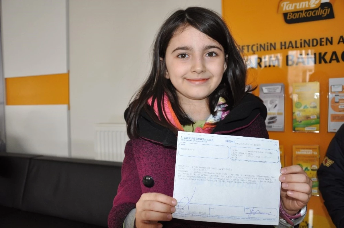 Minik Öğrenciler Harçlıklarını Mehmetçik Vakfı\'na Bağışladı