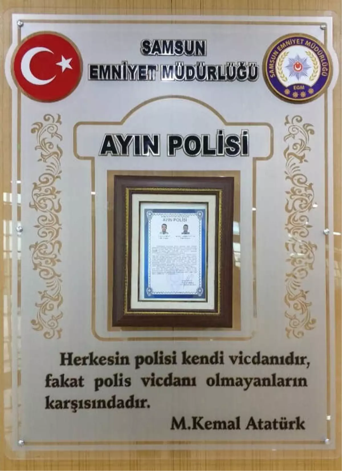 Parkta Uyuşturucu Yakalayan Çevik Kuvvet Polisleri Aynı Polisi Seçildi