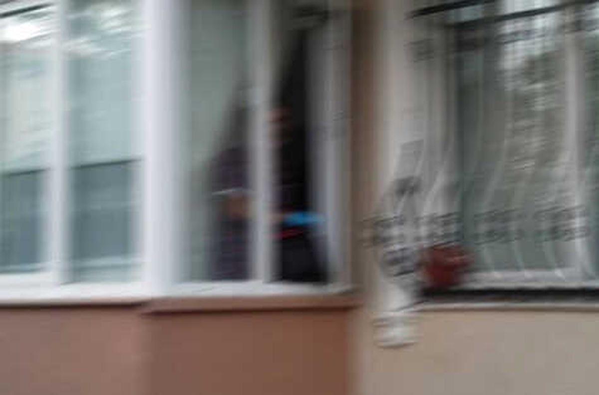 Sevgilisine Hediye Vermek İsteyen Genç, Kızın Babasıyla Karşılaşınca Pencereden Atladı