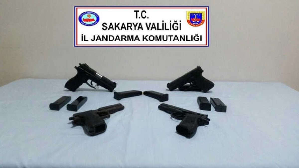 Sakarya\'da 4 Adet Yabancı Markalı Tabanca Ele Geçirildi