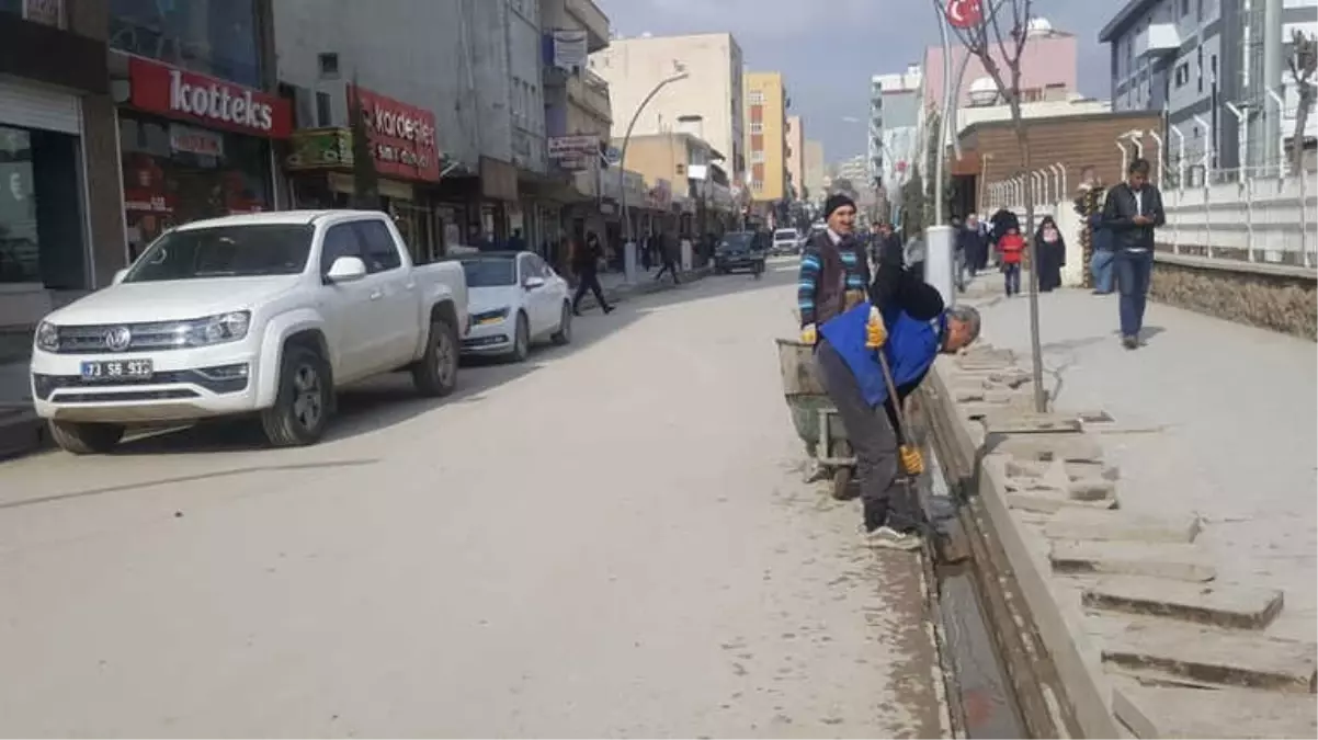 Silopi\'de Yağmur Suyu Tahliye Kanalları Temizlendi