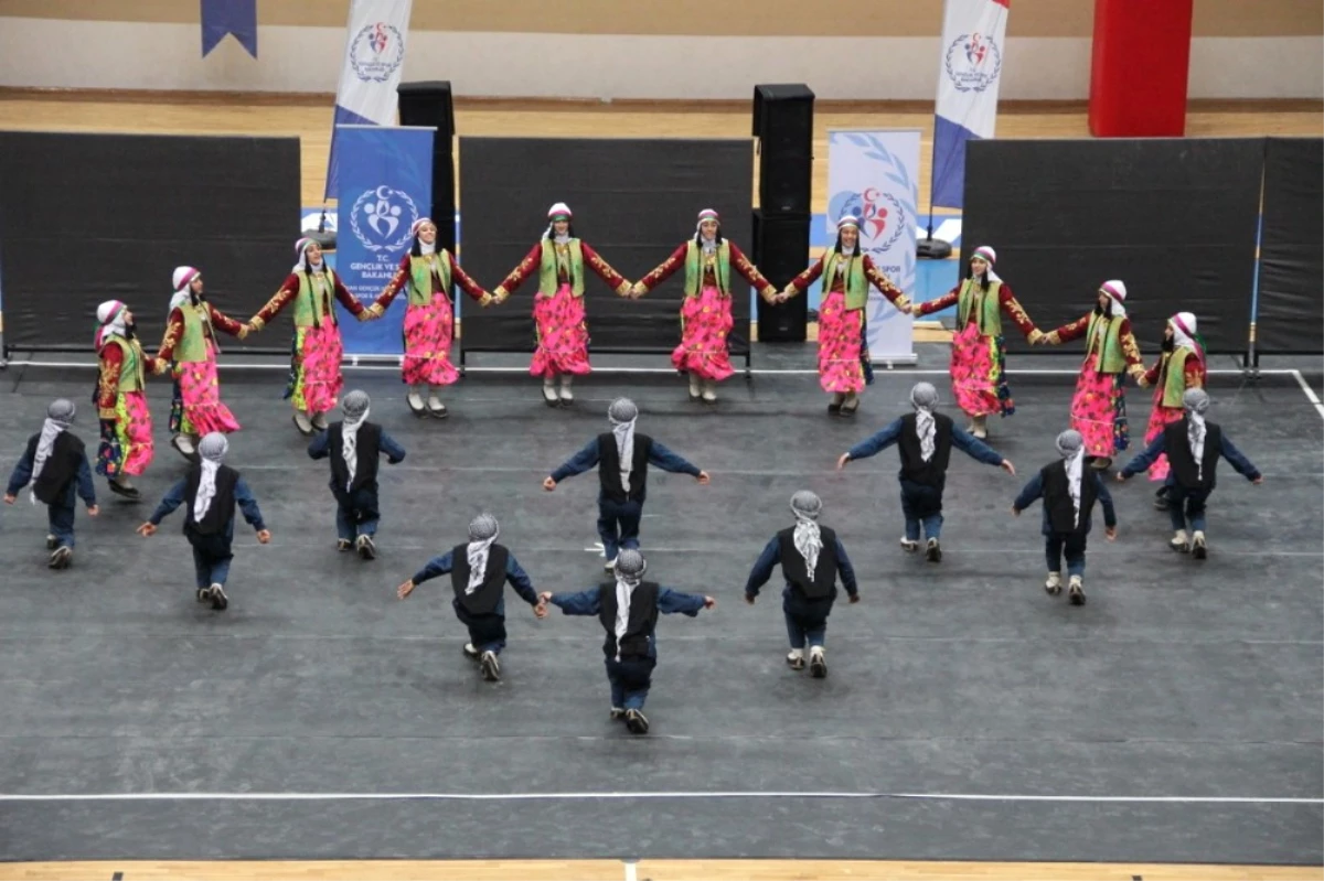 Tuşba\'daki Okullarda Halk Oyunları Başarısı
