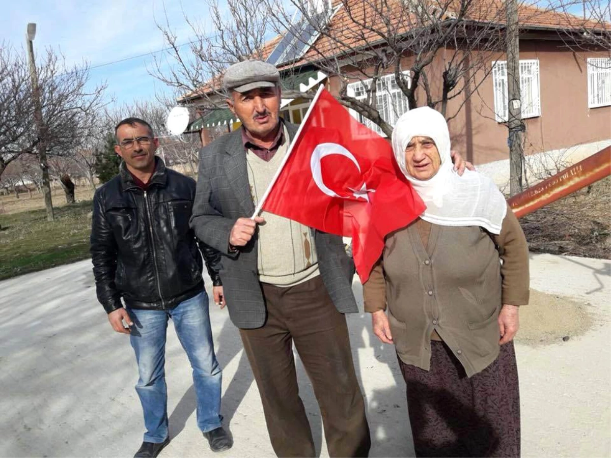 Vatandaşlara Türk Bayrağı Dağıtıldı