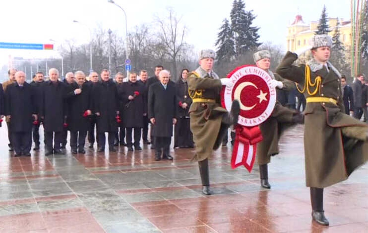 Yıldırım, Belarus\'ta Zafer Anıtı\'na Çelenk Koydu