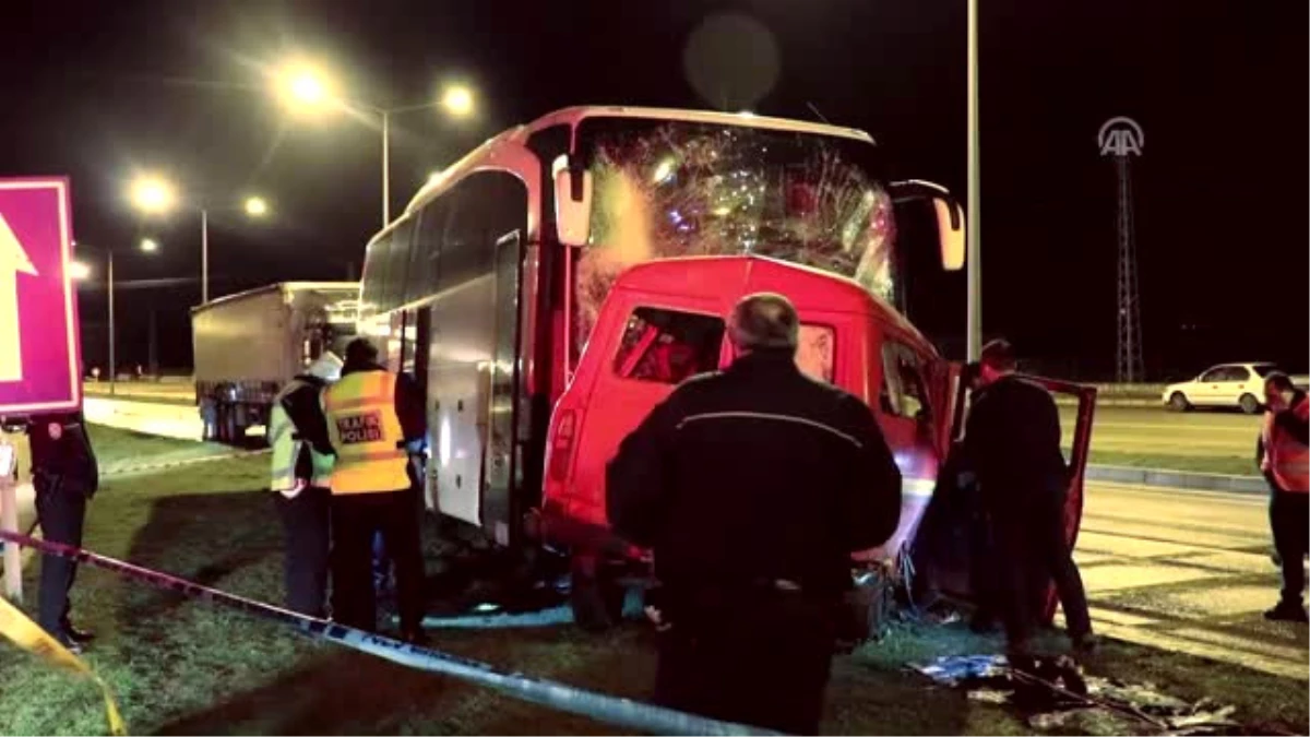 Yolcu Otobüsü ile Minibüs Çarpıştı: 1 Ölü, 4 Yaralı