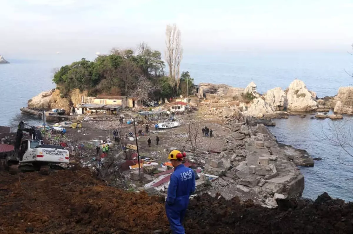 Zonguldak\'ta Kıyı Kenar Çizgisindeki Yapıların Yıkımına Başlandı