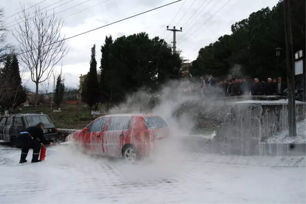 Bayramiç\'te Park Halindeki Otomobil Alev Aldı