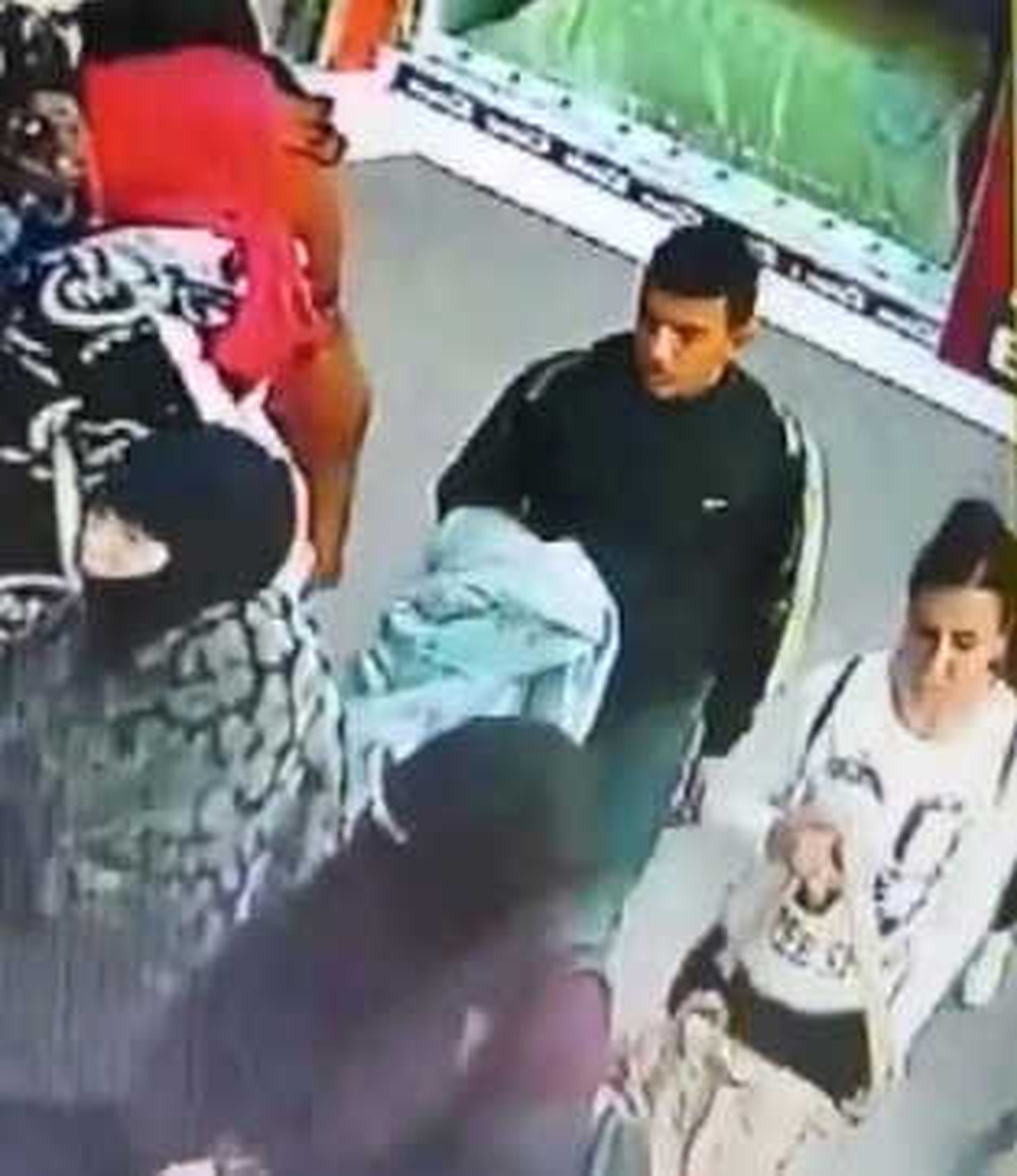Bebek Arabasından Çanta Çalan Hırsızlar Güvenlik Kamerasına Yakalandı