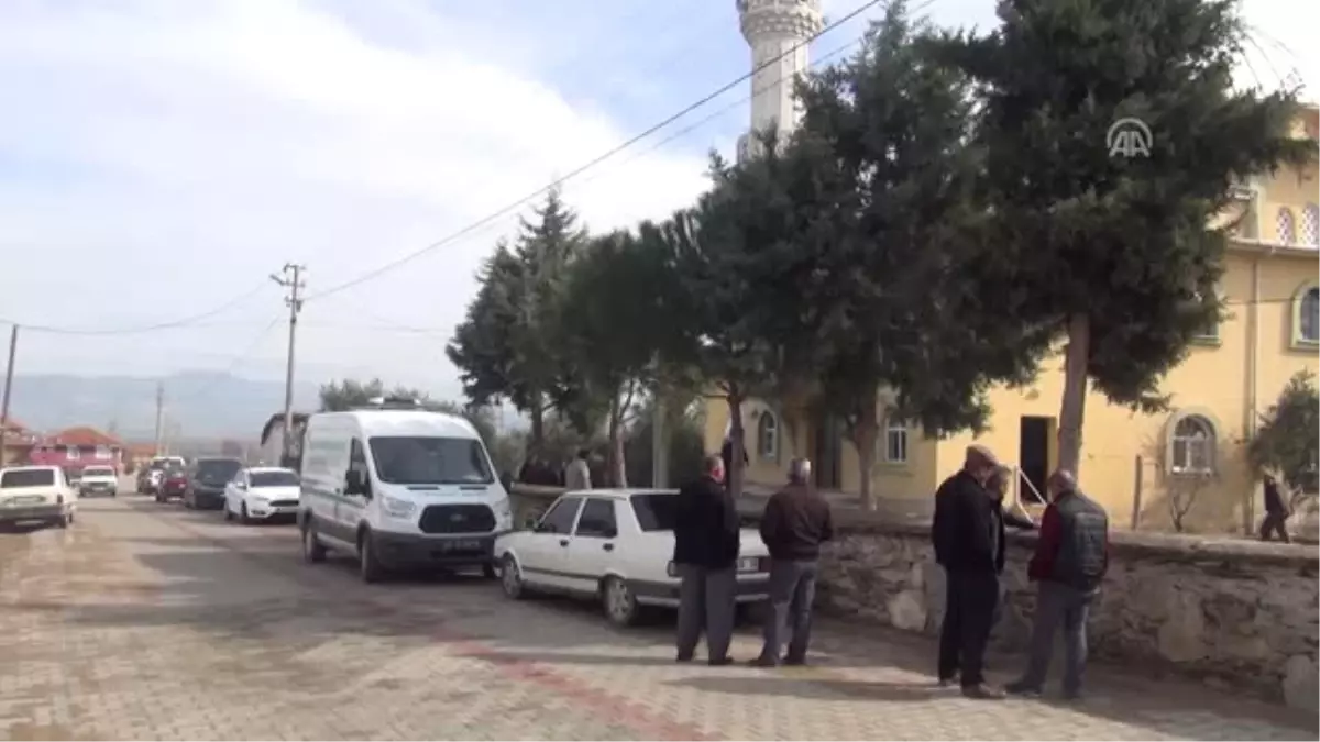 Denizli\'de Eşi Tarafından Öldürülen Anne ve Kızının Cenazeleri Toprağa Verildi (2)