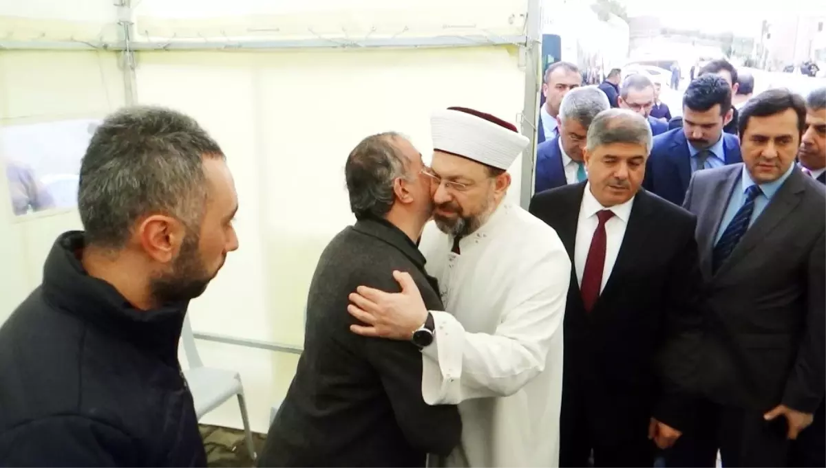 Diyanet İşleri Başkanı Erbaş, Şehit Askerin Ailesini Ziyaret Etti