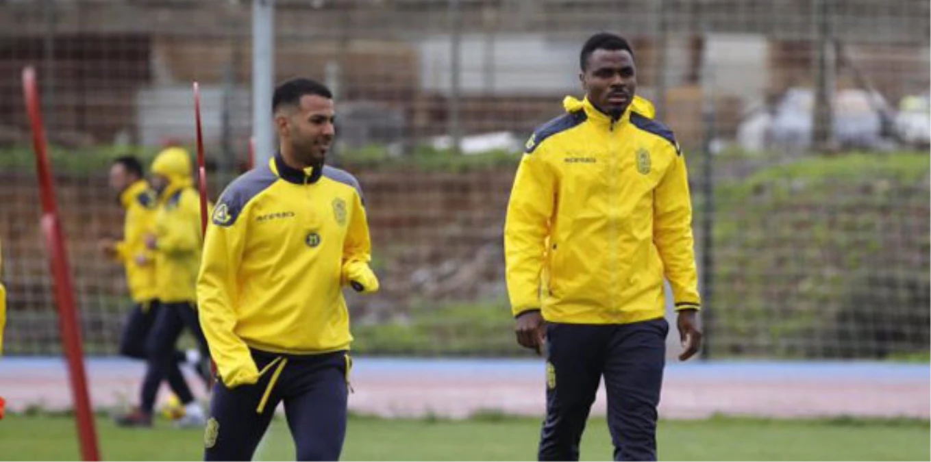 Eski Fenerbahçeli Emenike, Yeni Kulübünde Saç Baş Yolduruyor