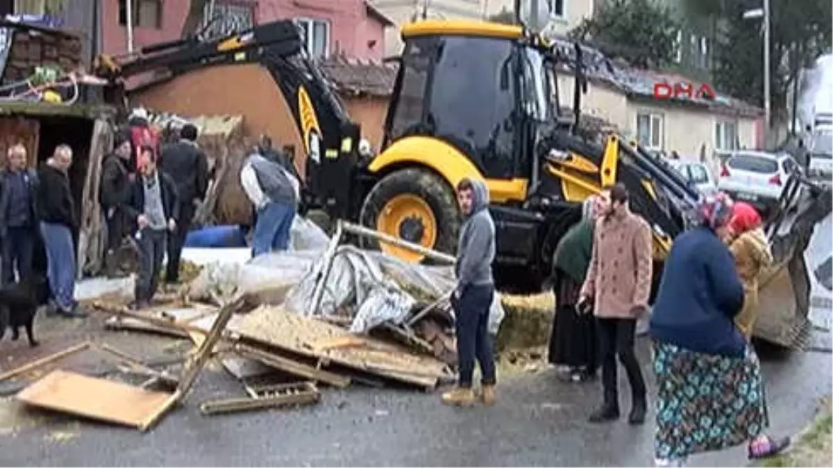 Göçük Altında Kalan İneği İçin Gözyaşı Döktü