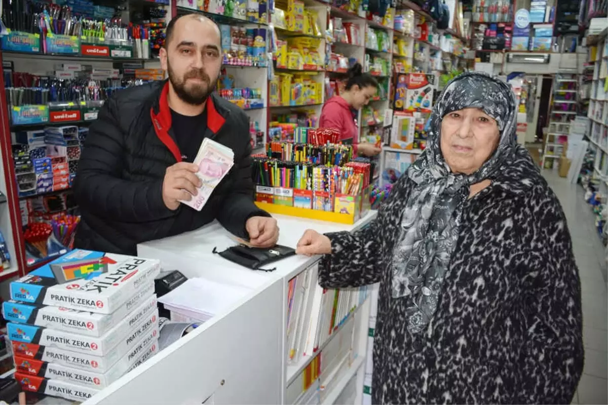 İş Yerinin Önünde Bulduğu 17 Bin Lirayı Sahibine Ulaştırdı