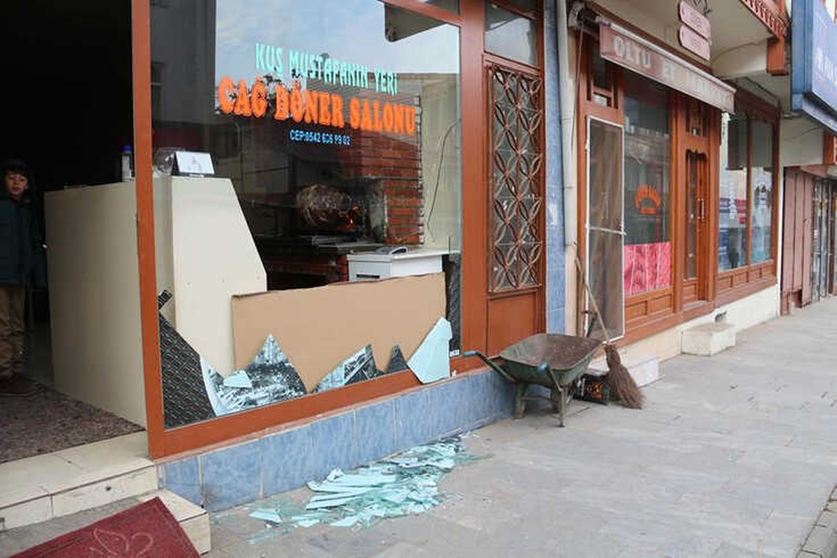 İşyerlerinin Vitrin Camlarını Kıran Alkollü Şahıs Polisin Takibi Sonucu Yakalandı