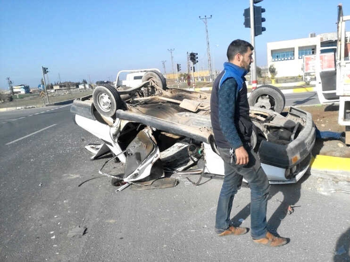 Kamyonet ile Otomobil Çarpıştı: 3 Yaralı