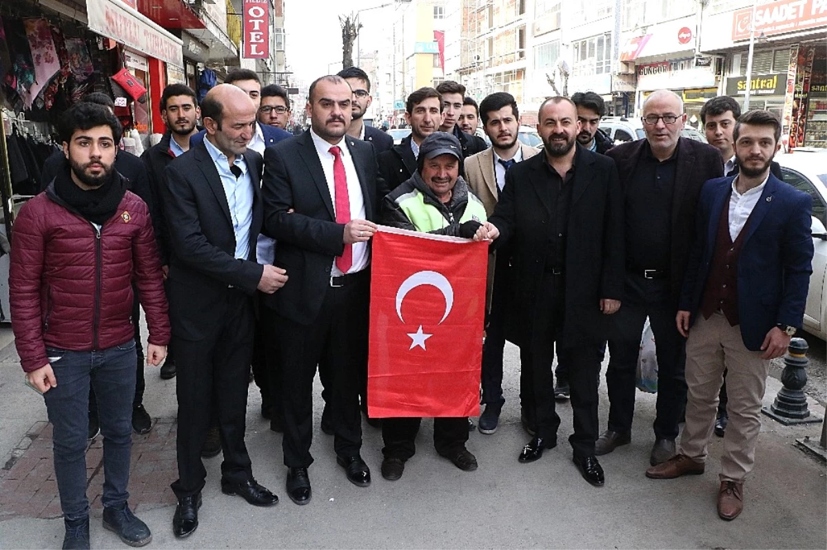 Karabük\'te Esnafa Türk Bayrağı Dağıtıldı