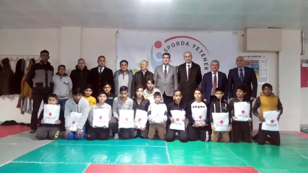 Roman Çocuklara Judo Kıyafeti Dağıtıldı