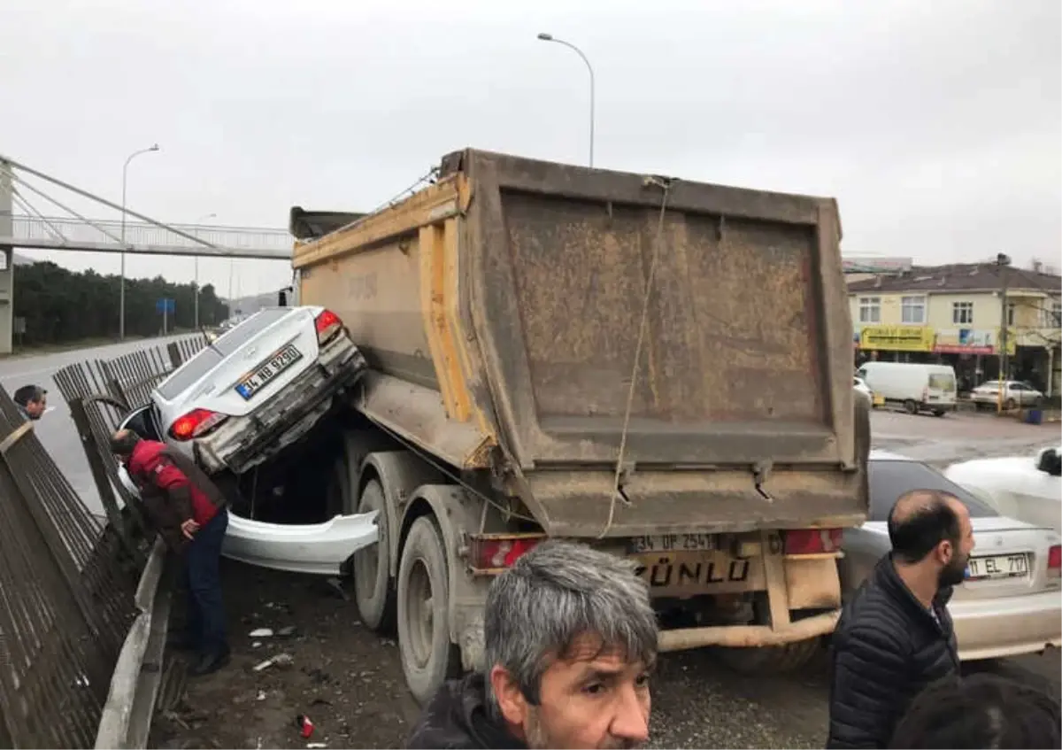 Şile Yolu\'nda Hafriyat Kamyonu İki Aracı Ezdi: 1 Yaralı