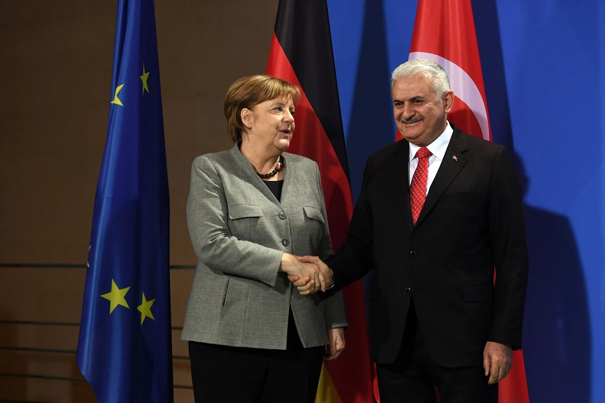 Deniz Yücel\'in Serbest Kalmasına Başbakan ve Merkel\'den İlk Yorum