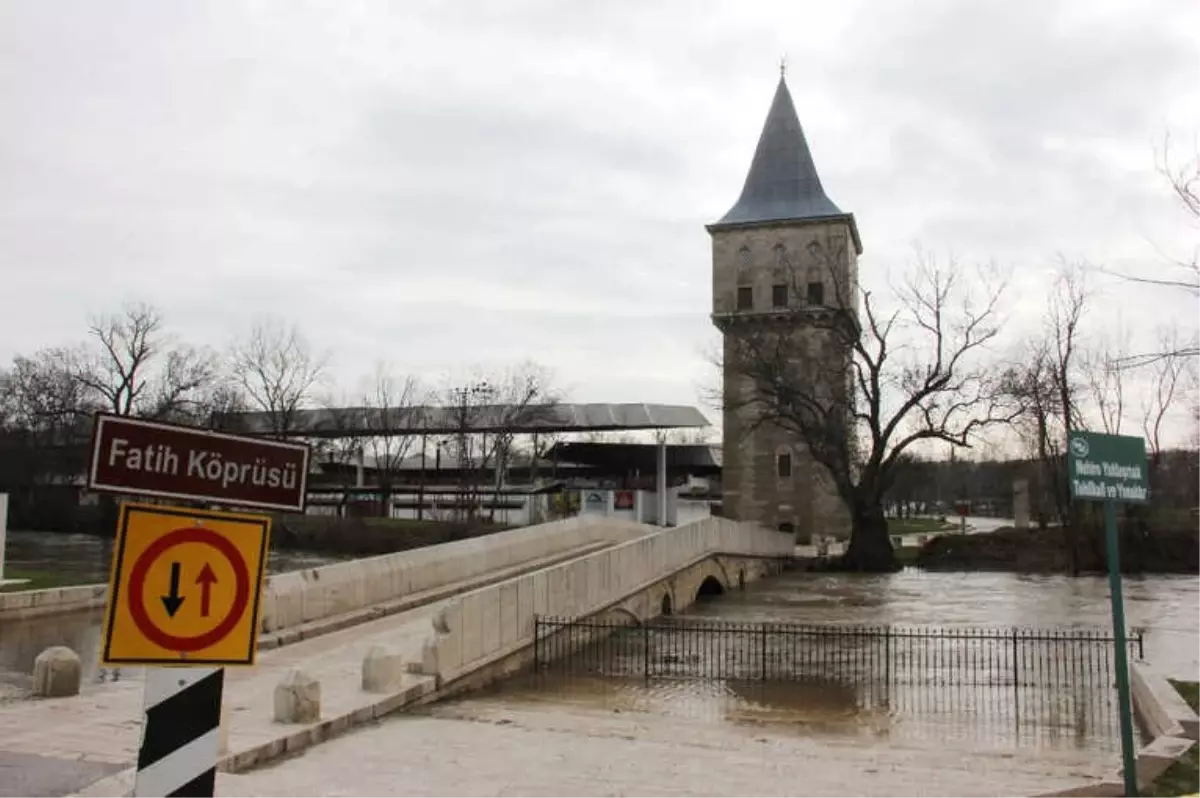 Tunca Nehri Riskli Seviyede Akmaya Devam Ediyor