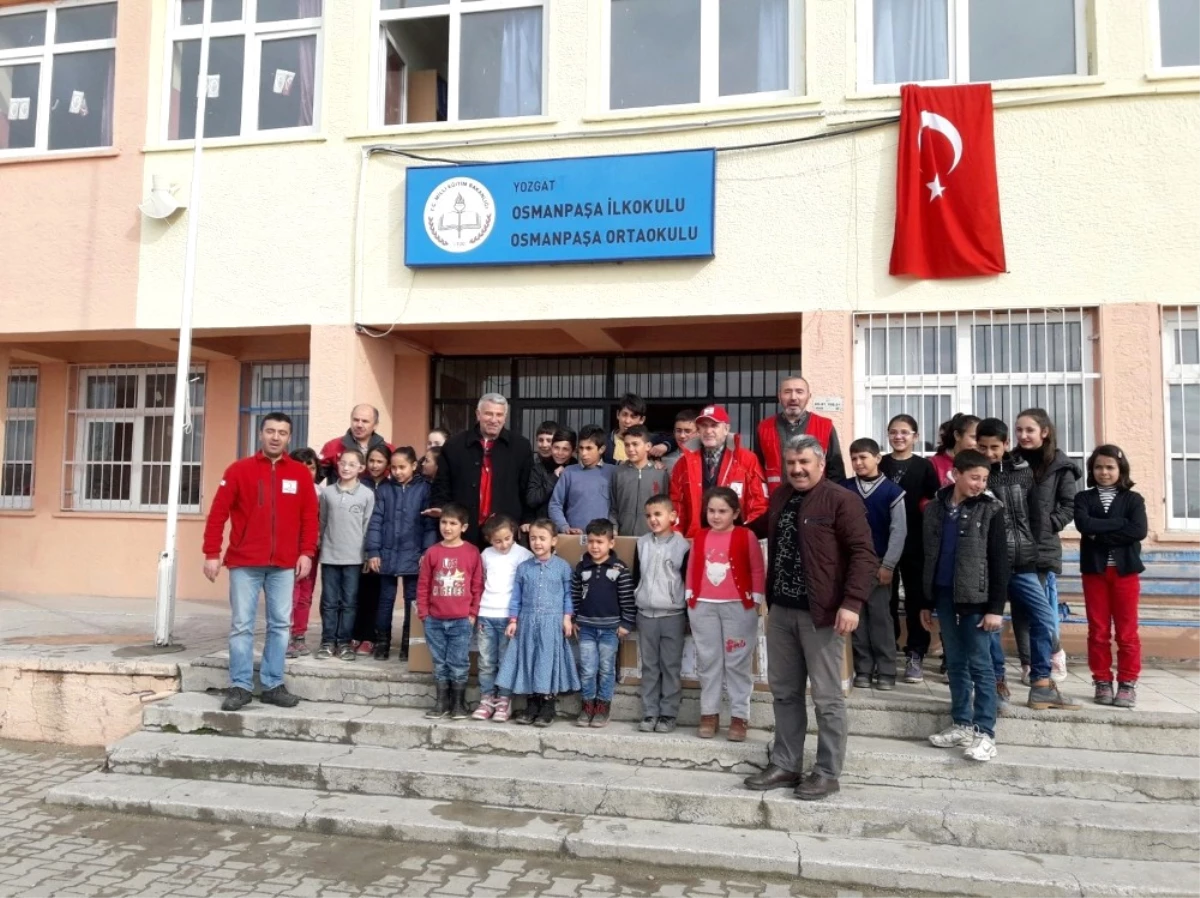 Türk Kızılay\'ından Öğrencilere Giyim ve Kırtasiye Yardımı