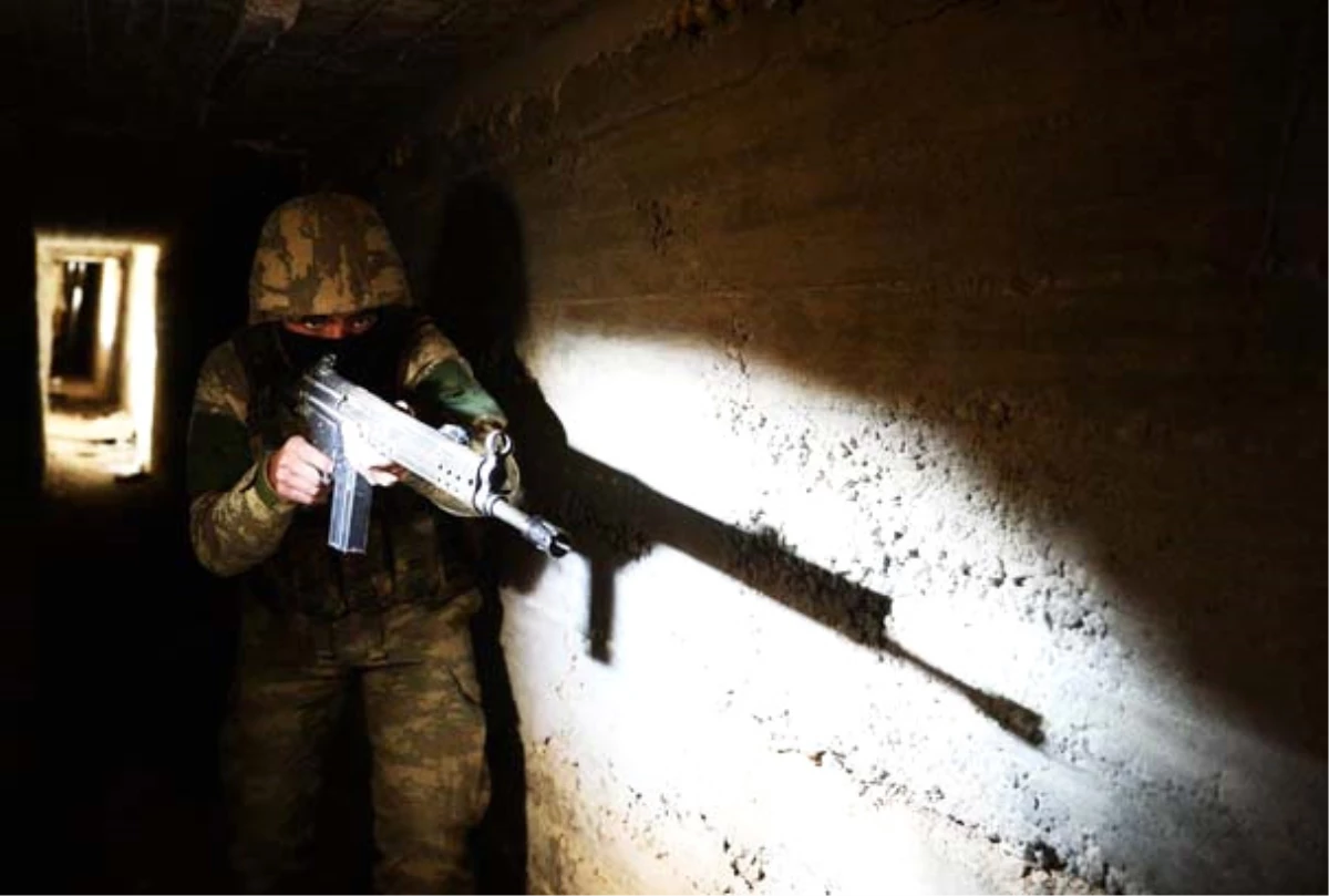 Afrin\'de Zorlu Görev! Mehmetçik, Örümcek Ağını Andıran Tünellerde Terörist Avında