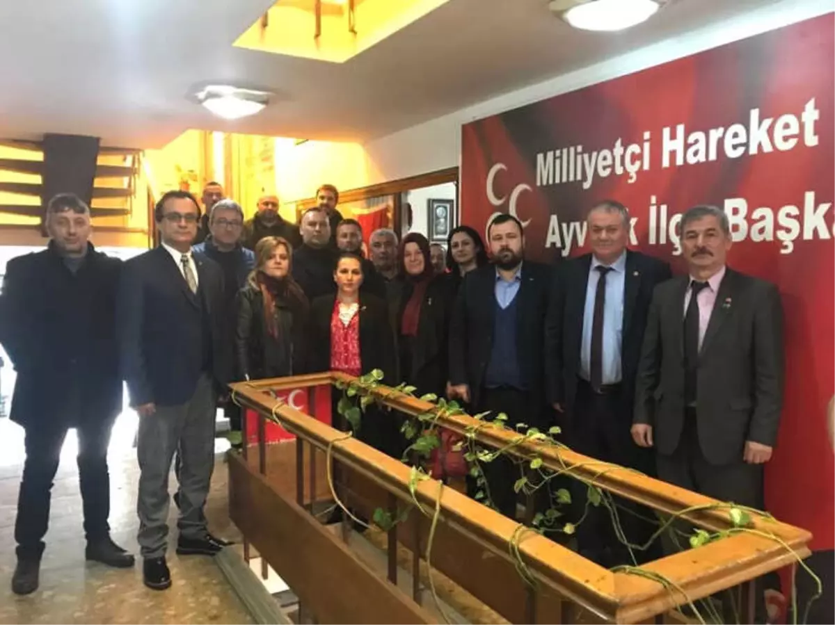 AK Parti Ayvalık İlçe Başkanlığı\'ndan MHP\'nin Yeni İlçe Yönetimine Ziyaret