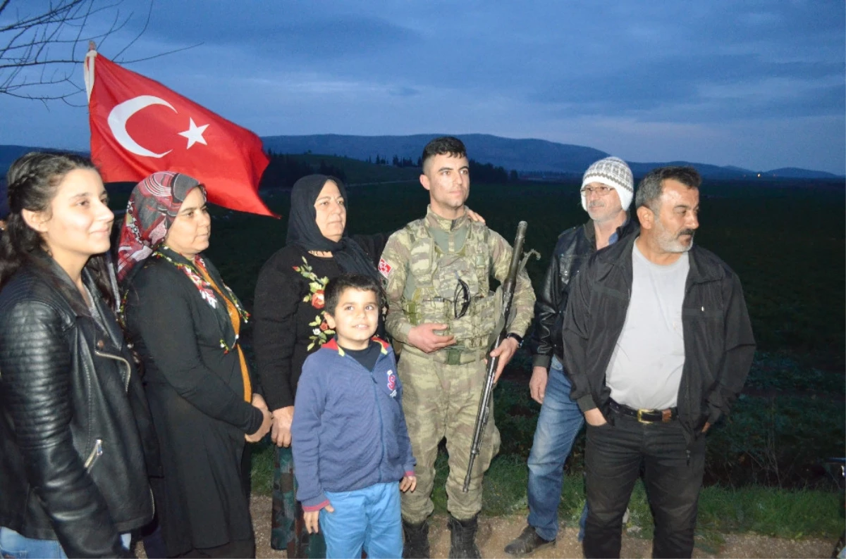 Asker Olan Evlatlarını Sevkiyat Noktasında Beklediler