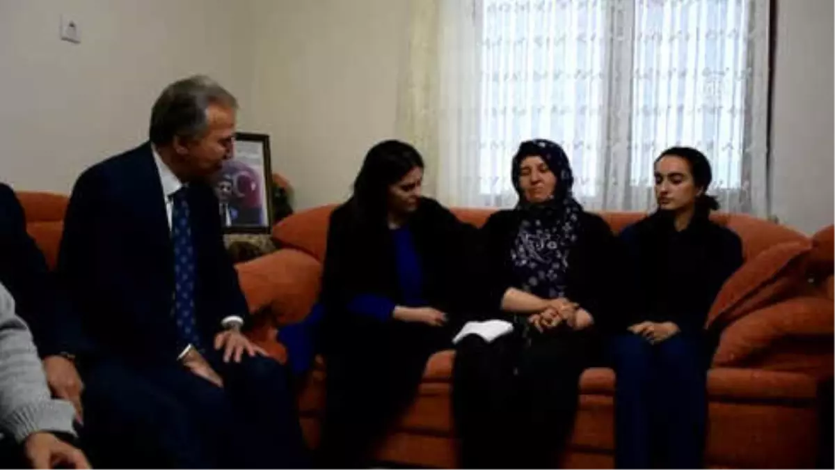 Bakan Sarıeroğlu, Afrin Şehidi Ömer Bilal Akpınar\'ın Ailesini Ziyaret Etti
