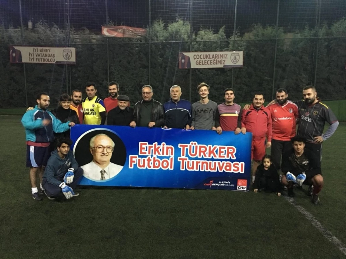 CHP\'li Gençlerden Eski İlçe Başkanları Anısına Futbol Turnuvası