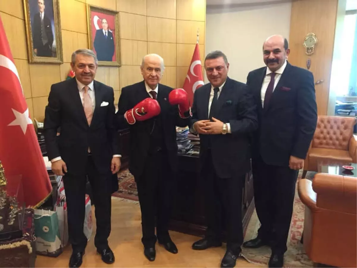 Devlet Bahçeli Boks Eldiveni Giydi