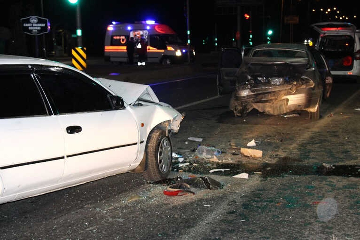 Elazığ\'da Zincirleme Trafik Kazası: 6 Yaralı