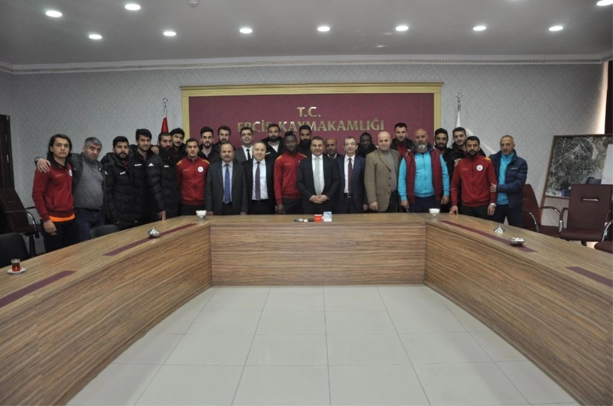Erciş Gençlik Belediyesporlu Futbolcularından Kaymakam Yaşar\'a Ziyaret