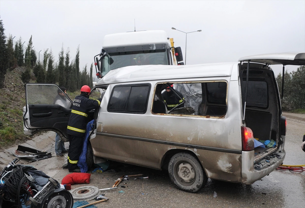 Güncelleme Kocaeli\'de Minibüsle Tır Çarpıştı