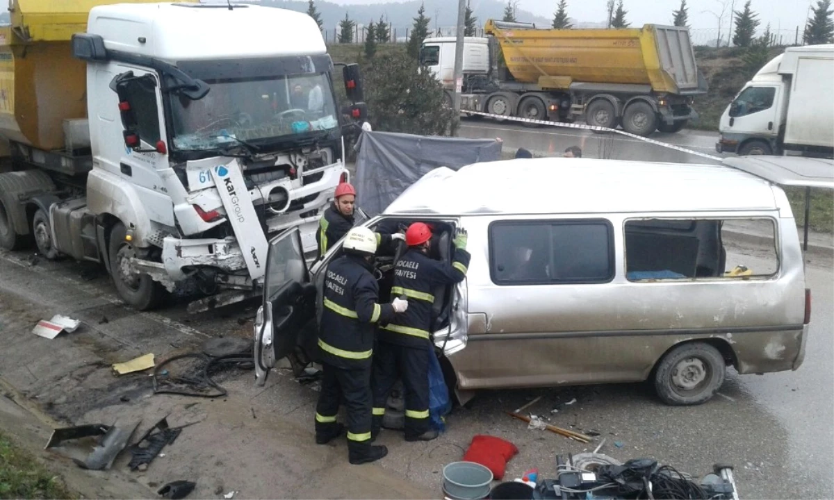 İşçileri Taşıyan Minibüs ile Hafriyat Kamyonu Kafa Kafaya Çarpıştı: 2 Ölü, 4 Yaralı