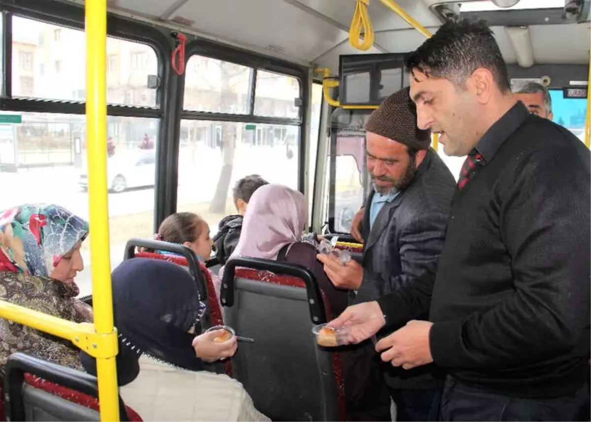 Kahraman Şoförle Hayatını Kurtardığı Vatandaş Yolculara Tatlı İkram Etti