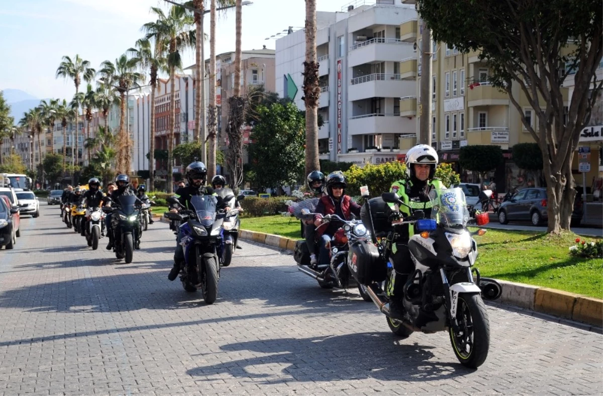 Motosikletçiler Kortej Yaparak Kazada Yaralanan Anne ve Oğlunu Ziyaret Etti