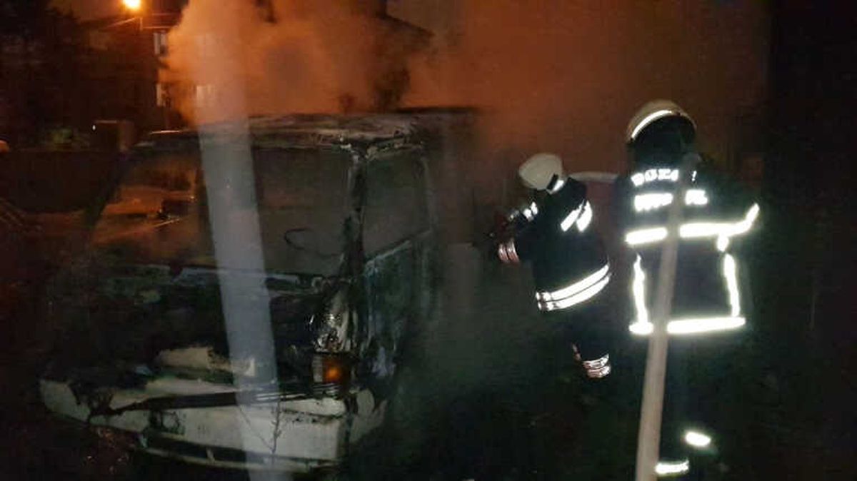 Park Halindeki Minibüs Gece Geç Saatlerde Yandı