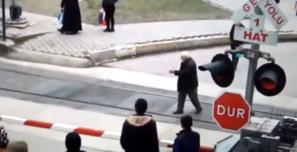 Yaşlı Adam Tren Altında Kalmaktan Son Anda Kurtarıldı