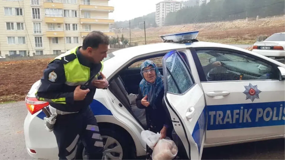 Yaşlı Kadına Polis Ekibi Yardım Etti