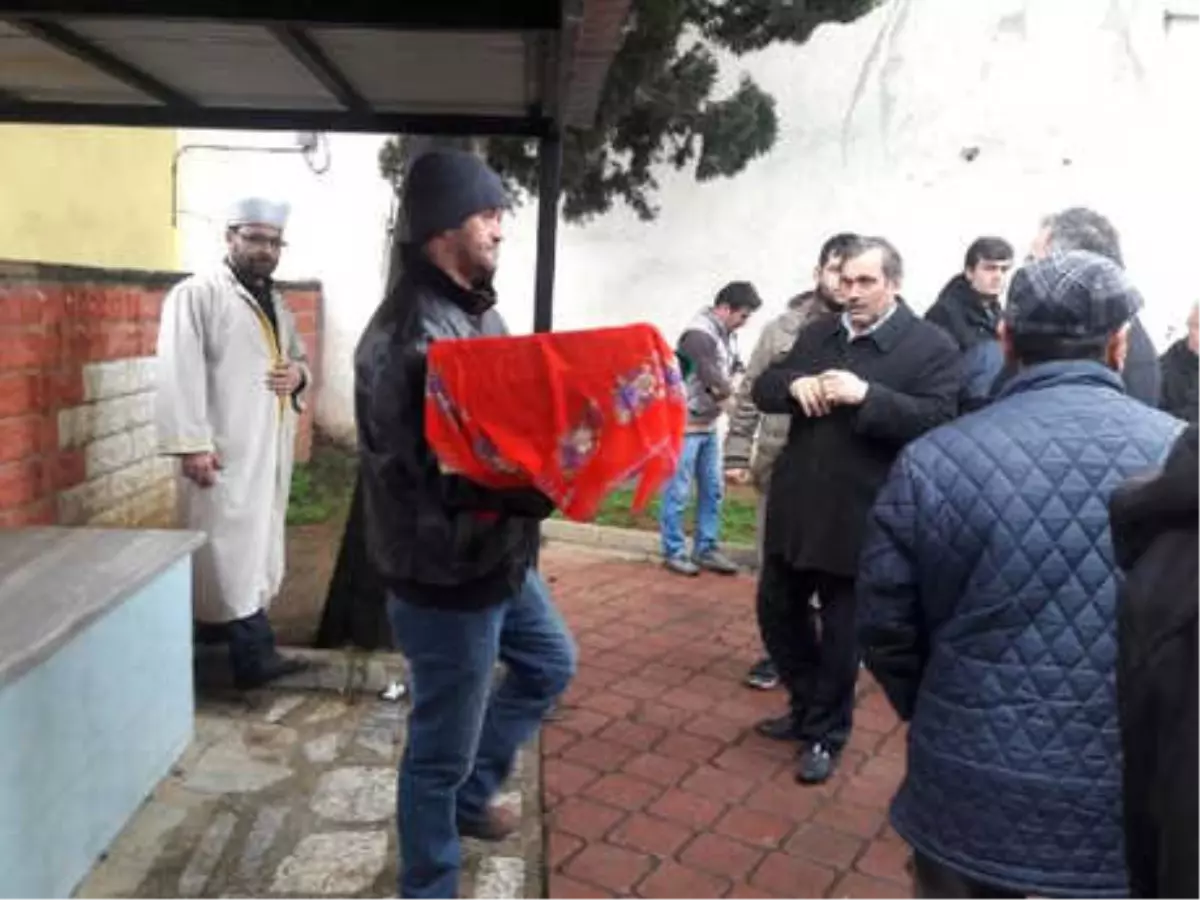 Babanın En Ağır Yükü! 22 Günlük Bebeğini Mezara Böyle Taşıdı