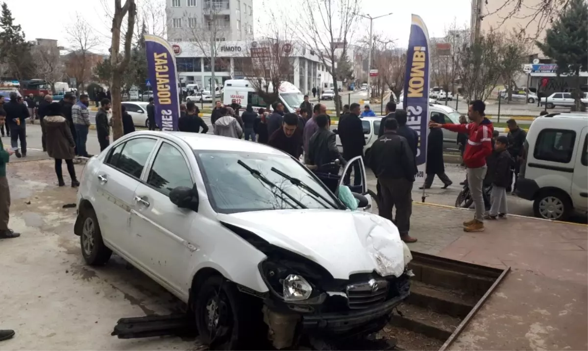 Adıyaman\'da Kontrolden Çıkan Otomobil Dehşet Saçtı: 2 Yaralı