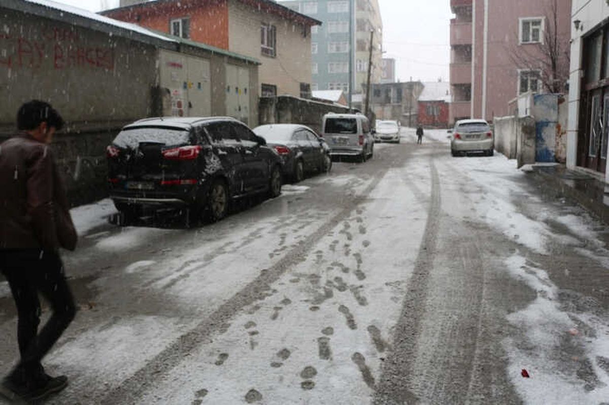 Ağrı\'da Kar Yağışı Etkili Oluyor