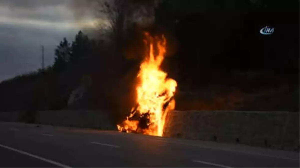 Alev Topuna Dönen Otomobilde 3 Kişi Can Verdi